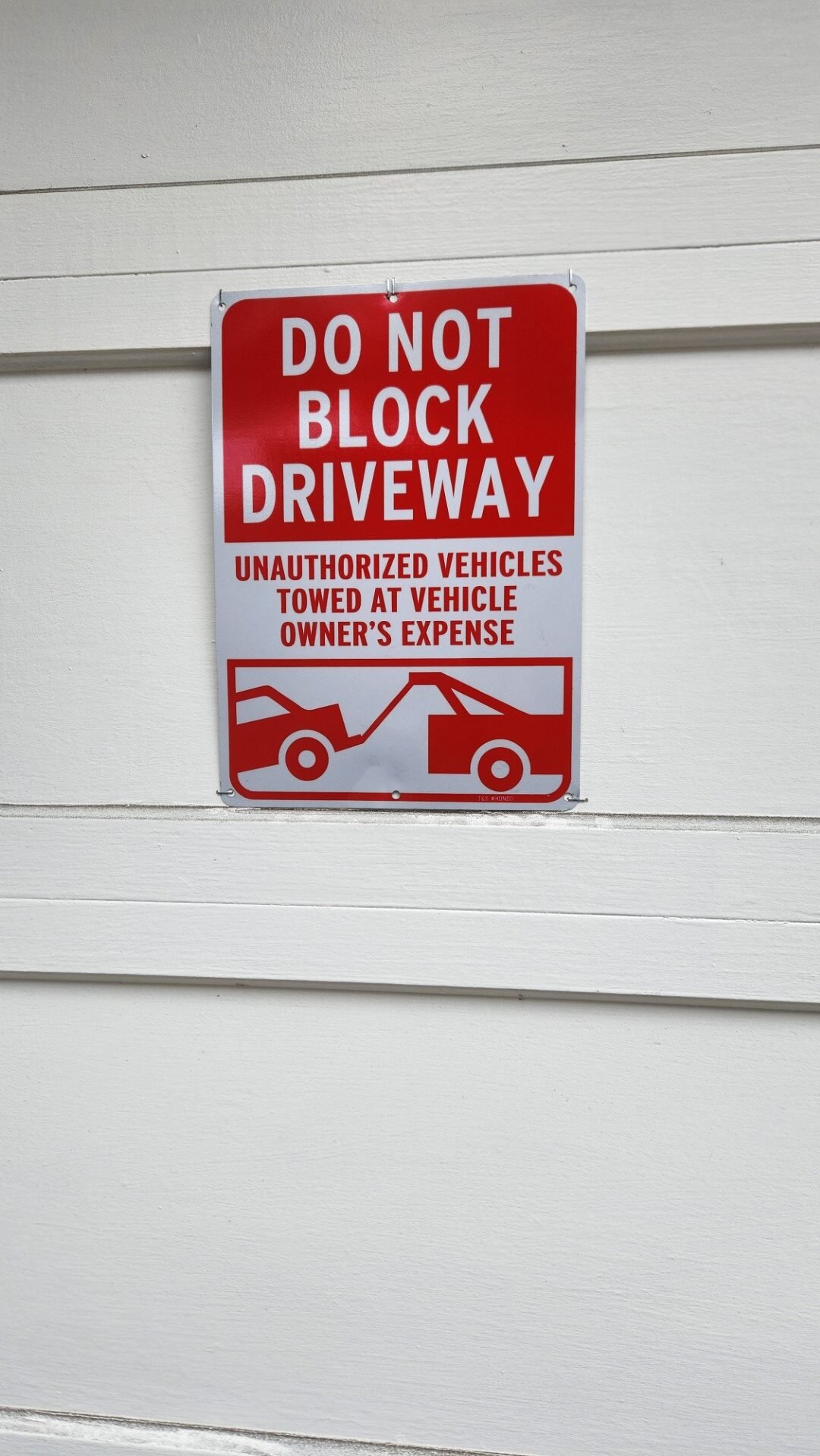 DON NOT BLOCK DRIVEWAY UNAUTHORIDED VEHICLES TOWED AT OWNERS EXPENSE