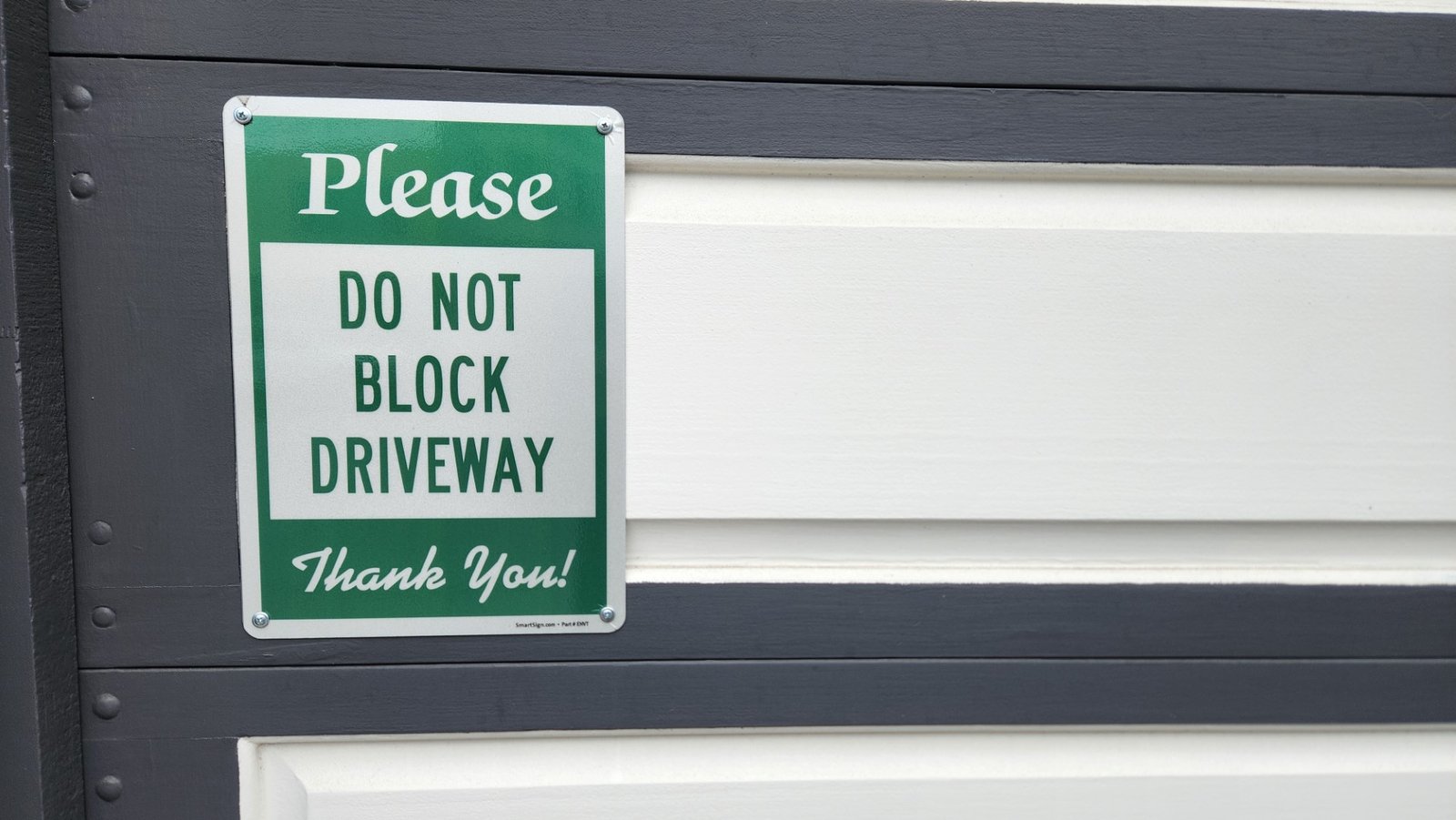 Please DO NOT BLOCK DRIVEWAY Thank You